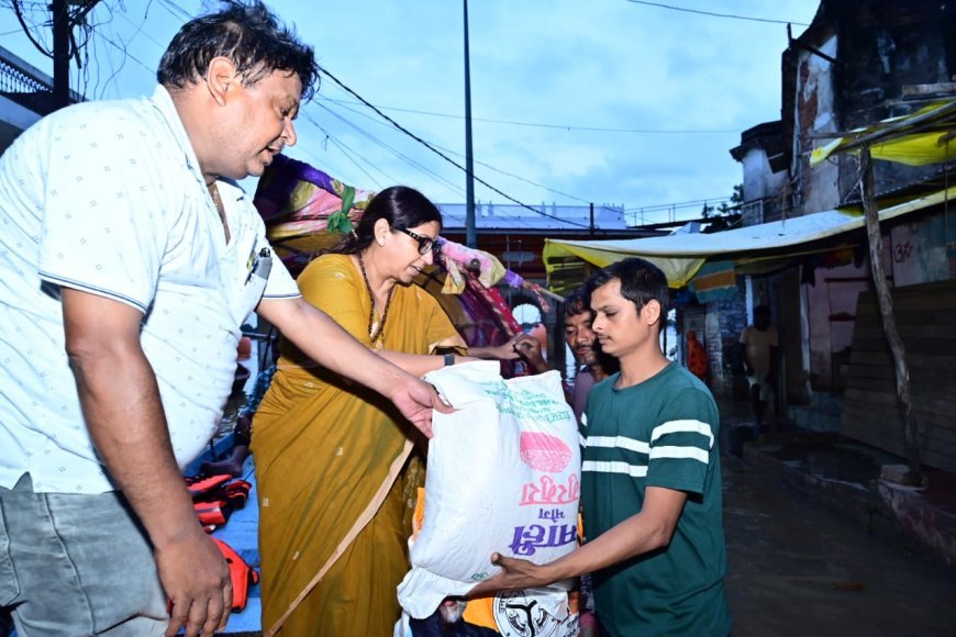 Lucknow : पूर्व महापौर ने बाढ़ पीड़ितों को वितरित की राहत सामग्री, बलुआघाट, गऊघाट और मीरापुर स्थित राहत शिविर में जाकर बाढ़ पीड़ितों से की मुलाकात