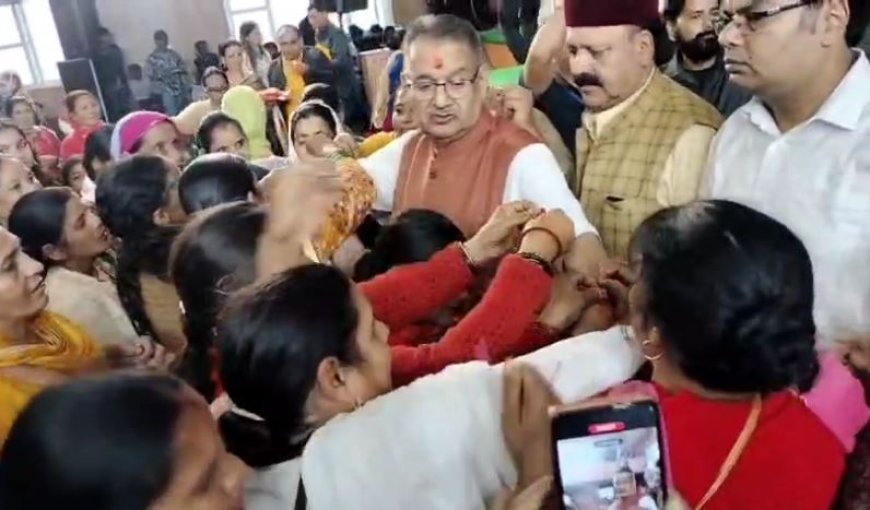 Mussoorie : मसूरी टाउन हॉल में रक्षाबंधन, आईटीबीपी की महिला जवानों और सैकड़ों बहनों ने मंत्री गणेश जोशी को बांधी राखी