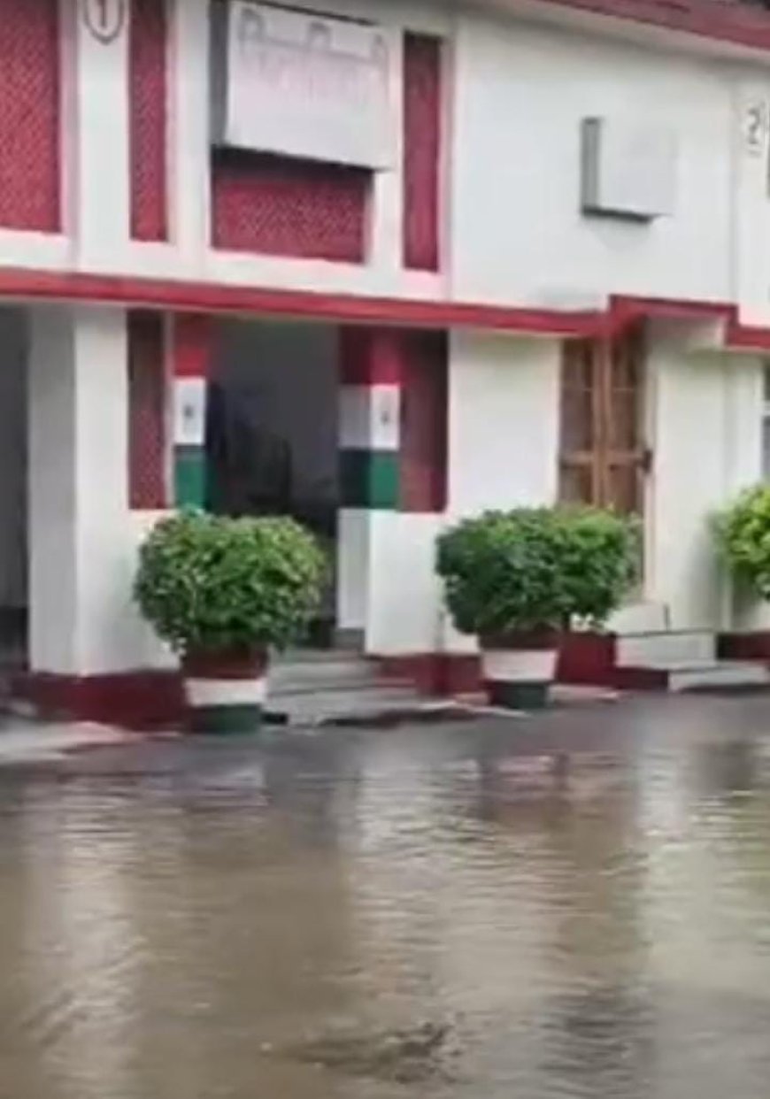 Sitapur : रूक रूक कर हो रही बारिश से सरकारी दफ्तर के परिसर जलमग्न