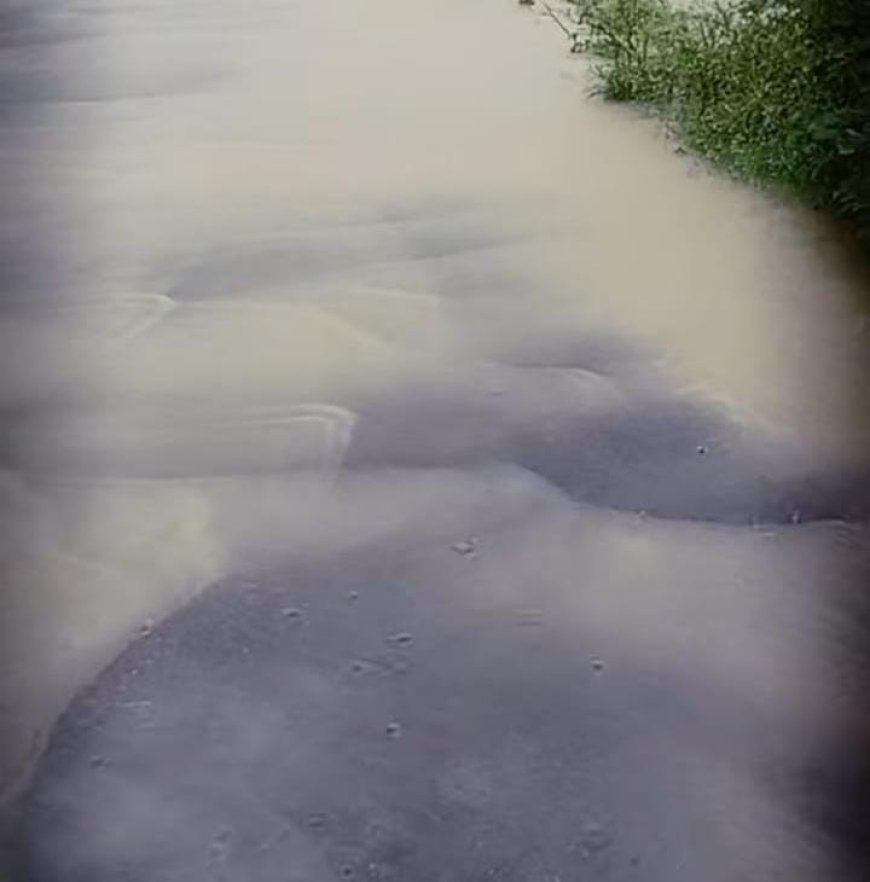 Sitapur : टेल तक नहर की साफ सफाई न होने से फटी नगर की पटरी