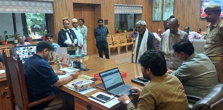 जिलाधिकारी अनुनय झा की जन सुनवाई: 107 शिकायतें सुनीं, पेंशन और आयुष्मान कार्ड से त्वरित लाभ। 