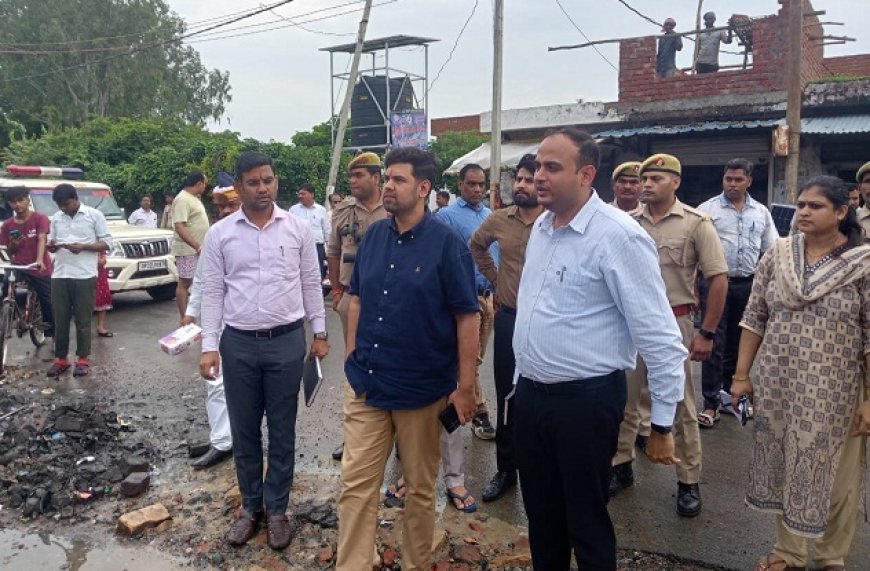 जिलाधिकारी अनुनय झा ने पिहानी के बाढ़ प्रभावित क्षेत्रों का किया दौरा, राहत कार्यों के लिए दिए कड़े निर्देश।