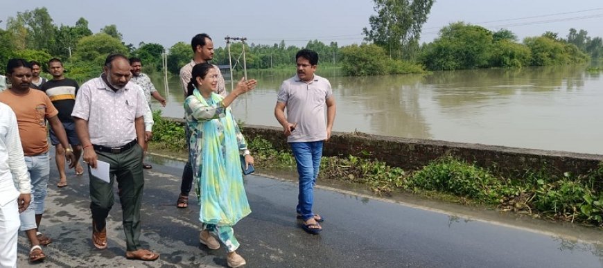 अपर जिलाधिकारी प्रियंका सिंह ने पिहानी के बाढ़ प्रभावित क्षेत्रों का दौरा कर राहत कार्यों का लिया जायजा। 