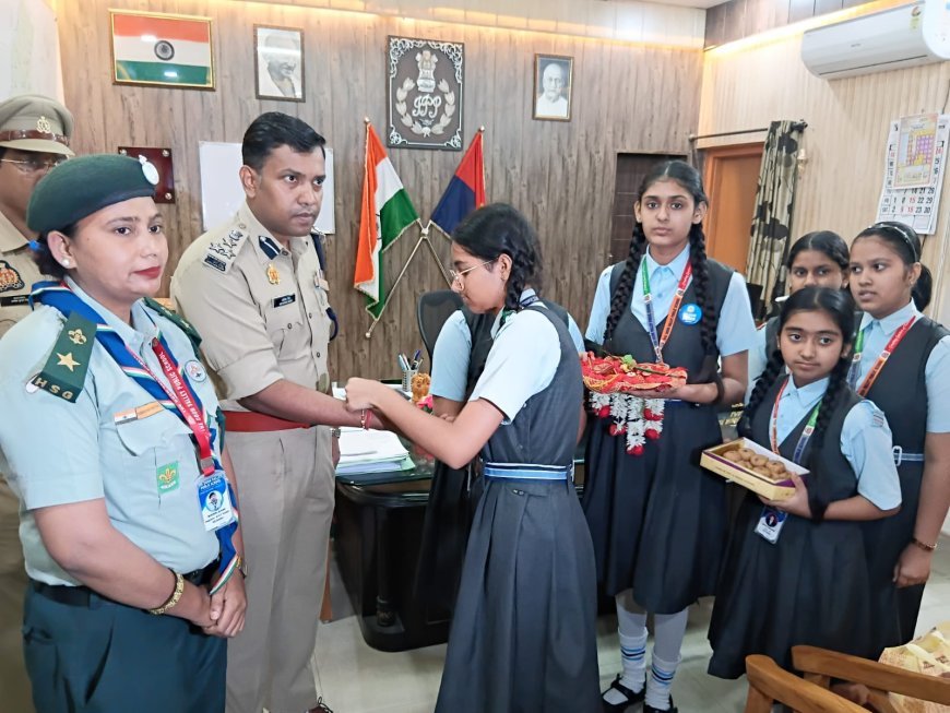 Deoband : द दून वैली की छात्राओं ने डी०आई०जी० (सहारनपुर) को बांधी राखी