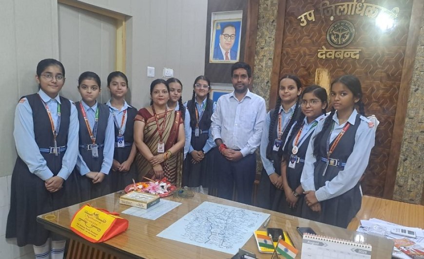 द दून वैली की छात्राओं ने एस0डी0एम0 (देवबन्द) को बांधी राखी और हर्षोल्लास से मनाया पर्व। 