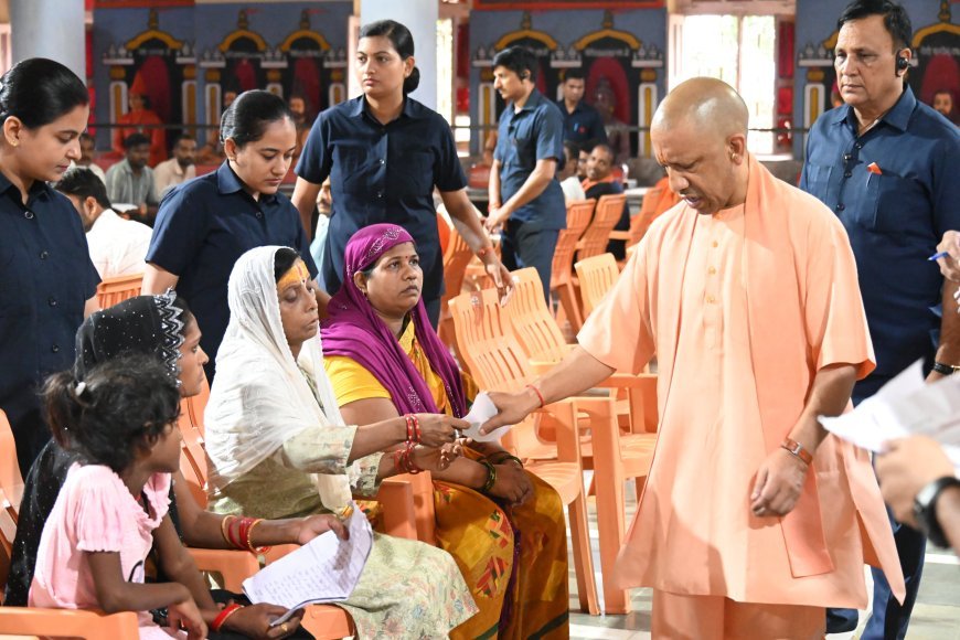 Gorakhpur : सीएम योगी ने गोरखनाथ मंदिर में 200 लोगों से मुलाकात कर उनकी समस्याएं सुनीं, कहा- गंभीर बीमारियों के इलाज में भरपूर मदद करेगी सरकार