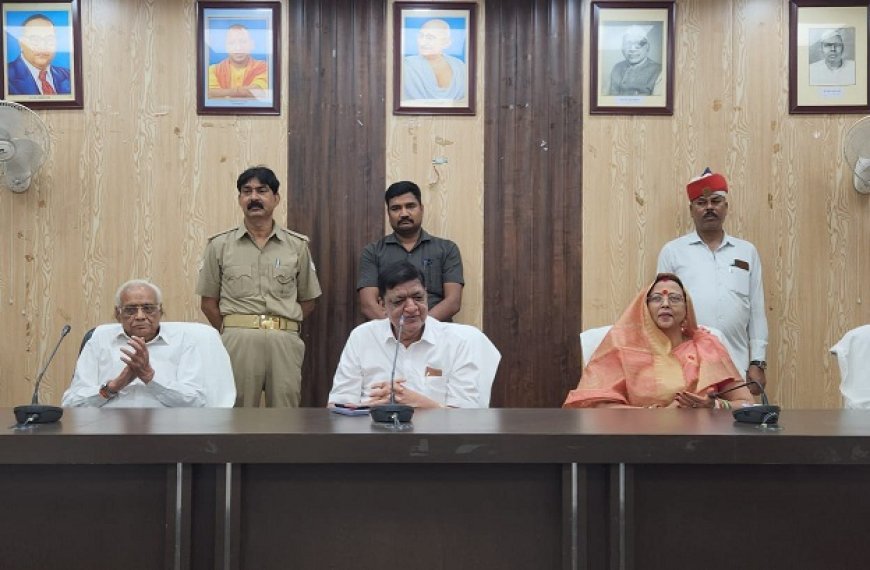 हरदोई में नरेश अग्रवाल की उपस्थिति में अधिवक्ता बैठक: स्वदेशी उत्पादों को बढ़ावा देने का आह्वान। 