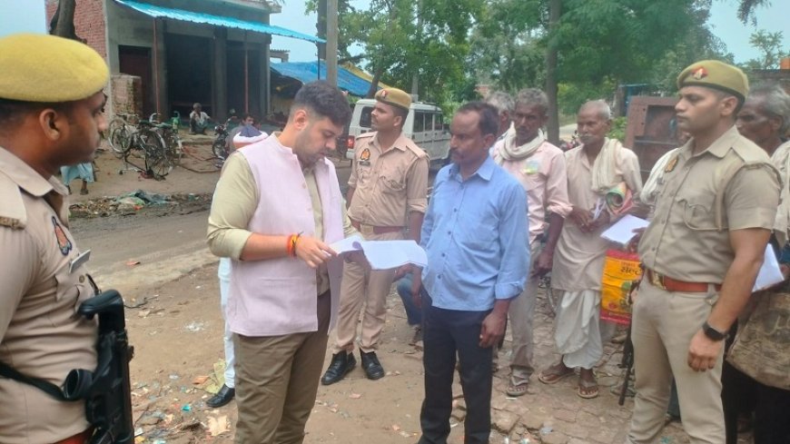 जिलाधिकारी ने किया उर्वरक वितरण केंद्र बावन का औचक निरीक्षण।