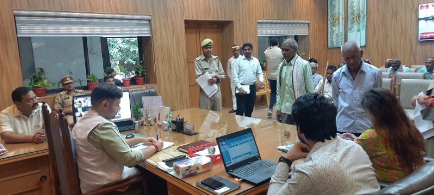 जन सुनवाई में जिलाधिकारी अनुनय झा ने सुनीं 75 शिकायतें, त्वरित निस्तारण के दिए निर्देश। 