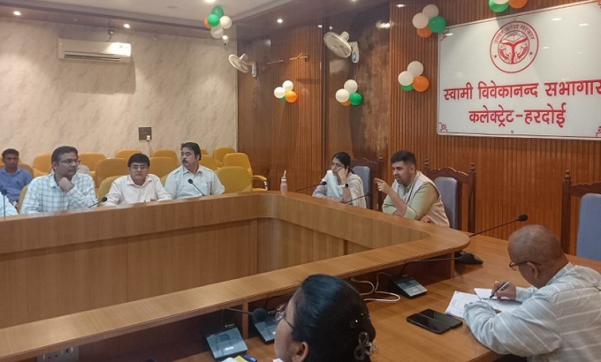 जिलाधिकारी अनुनय झा की अध्यक्षता में पंचायती राज योजनाओं की समीक्षा: स्मार्ट आँगनबाड़ी, डिजिटल पुस्तकालय और मनरेगा कार्यों में तेजी लाने के निर्देश।