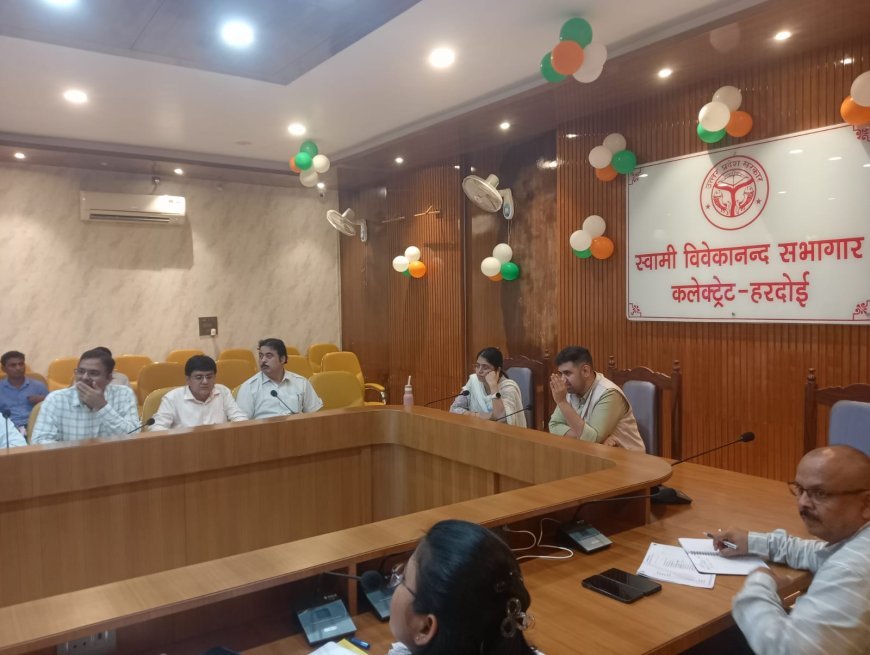 Hardoi : जिलाधिकारी ने की विभिन्न योजनाओं की समीक्षा, लापरवाही पर एडीओ पंचायत मल्लावां का वेतन रोकने के निर्देश दिए