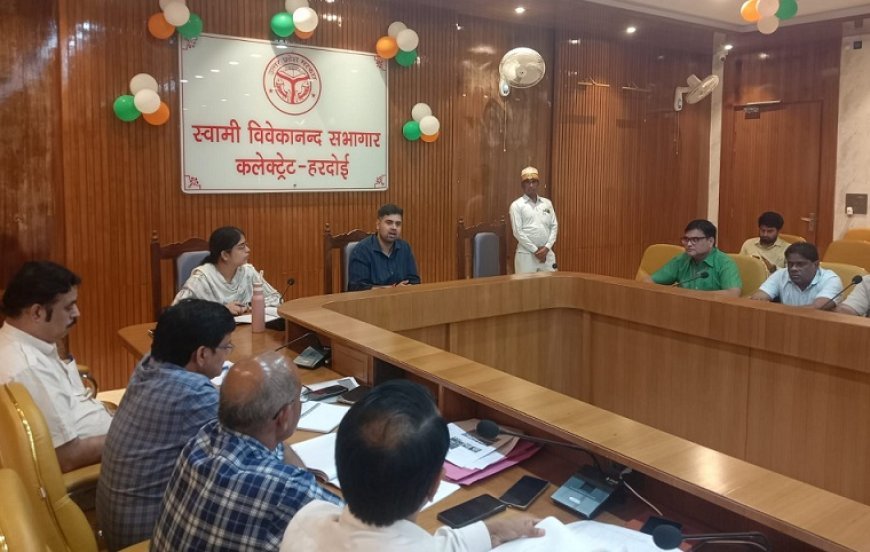 जिलाधिकारी अनुनय झा की अध्यक्षता में जिला पोषण समिति बैठक: आँगनबाड़ी में नवाचार और योजनाओं पर जोर।