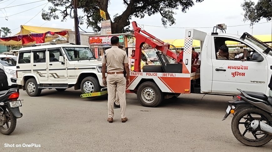 Baitul : भारत सरकार लिखी बोलेरो पर ट्रैफिक पुलिस की कार्यवाही, नो पार्किंग ज़ोन में खड़ी बोलेरो को उठाकर ले गए यातायात थाने