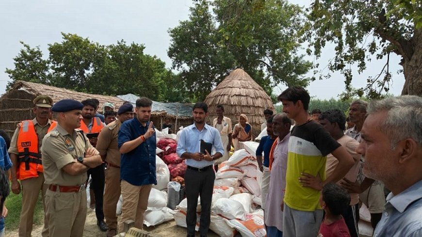 जिलाधिकारी व पुलिस अधीक्षक ने बाढ़ प्रभावित सवायजपुर क्षेत्र का किया दौरा, राहत कार्यों का लिया जायजा।