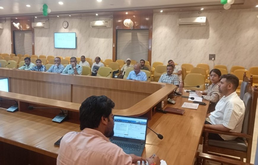 जिलाधिकारी अनुनय झा ने निर्माण कार्यों की समीक्षा बैठक में जताई धीमी प्रगति पर नाराजगी। 