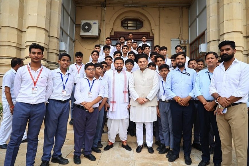 मथुरा से आए छात्रों के सवालों पर मंत्री संदीप सिंह के बेबाक जवाब, हर जिज्ञासा को शांत किया। 