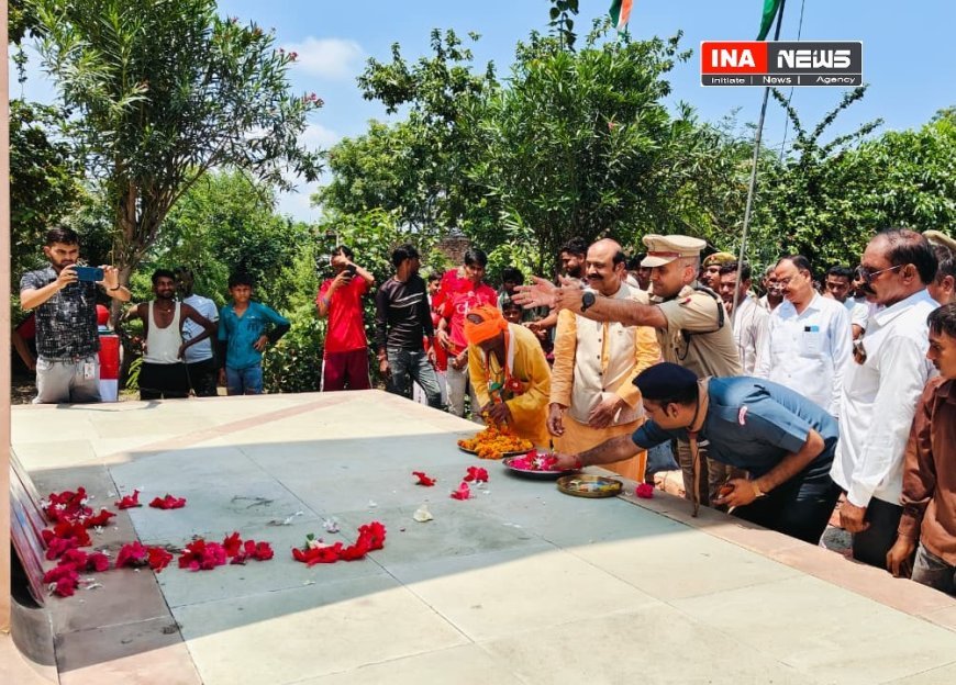 Hardoi : स्वतंत्रता दिवस पर शहीद स्मारक सेमरिया में एसपी ने ध्वजारोहण कर पुष्पांजलि दी, साइकिल रेस का आयोजन