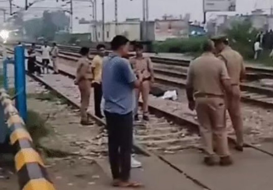 ट्रेन के आगे कूदी बेटी, मौत, मां को युवकों ने बचाया।