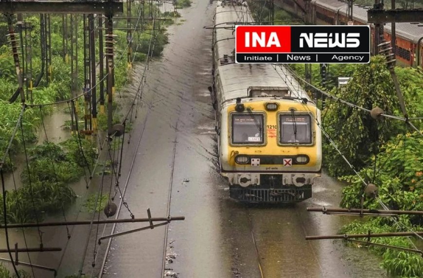 मुंबई में भारी बारिश का कहर- लोकल ट्रेन सेवाएं बाधित, देखें नया शेड्यूल, कई ट्रेनें लेट, अब तक 6 लोगों की मौत जलभराव से यात्राएं प्रभावित। 