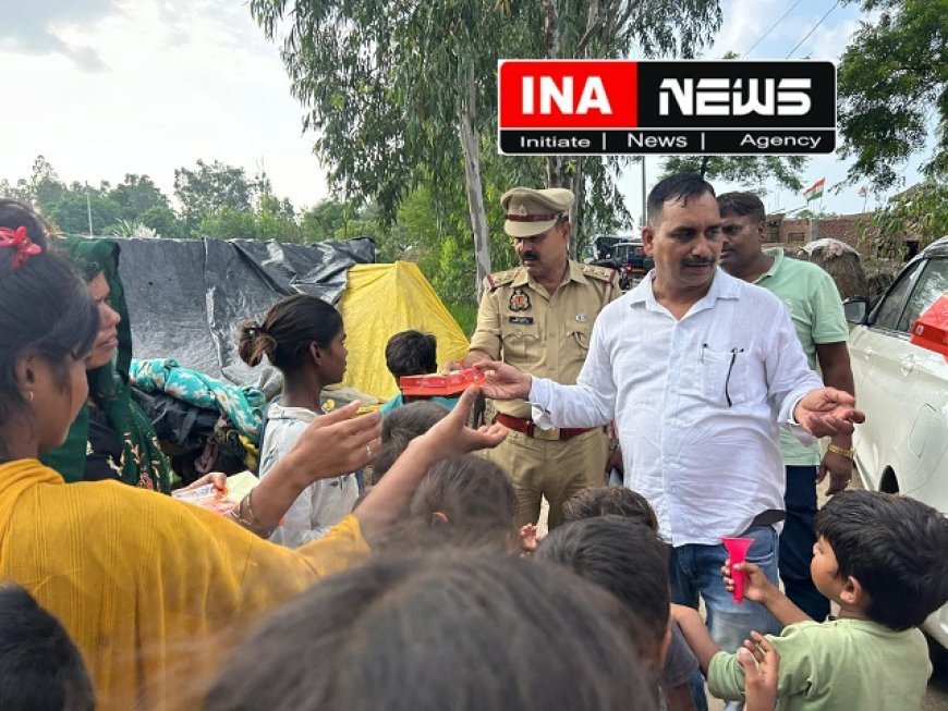 बिलग्राम में बाढ़ प्रभावित गांवों में अधिवक्ता कौशलेंद्र सिंह गुड्डा एड. और सहयोगियों ने बाढ़ पीड़ितों को बांटी राहत सामग्री। 