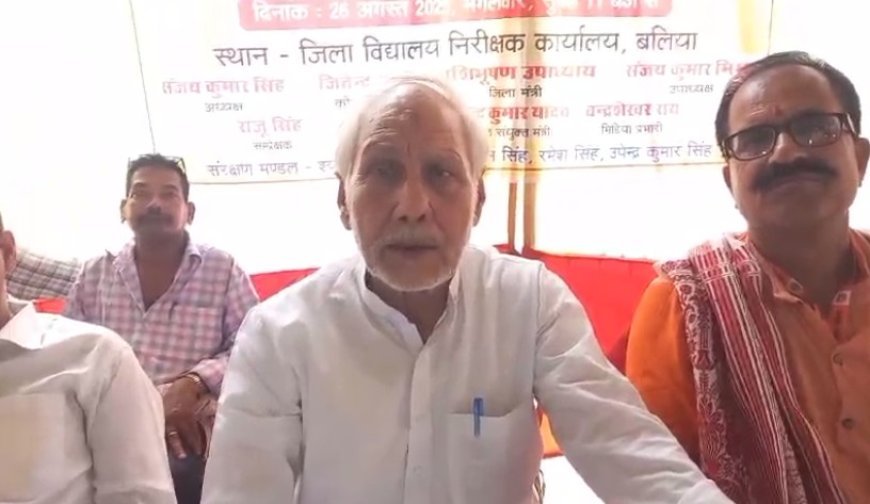 उत्तर प्रदेश माध्यमिक शिक्षणेत्तर एसोसिएशन  का डीआईओएस कार्यालय पर धरना प्रदर्शन।