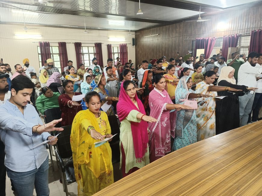 Uttrakhand : विकासखंड के नवनिर्वाचित 49 ग्राम प्रधानो ने गोपनीयता की शपथ, विकासखंड के 10 ग्राम प्रधानों ने नहीं ली शपथ