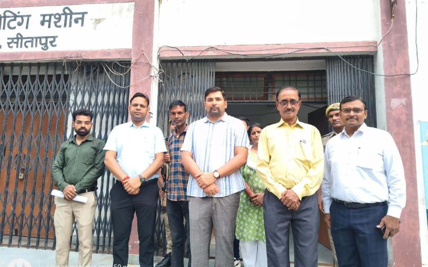 Sitapur : डीएम ने इलेक्ट्रानिक वोटिंग मशीन एवं वी0वी0 पैट भण्डारण कक्ष का किया निरीक्षण