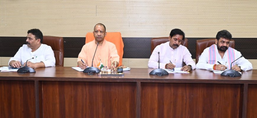 Varanasi : सीएम योगी दो दिवसीय दौरे पर वाराणसी पहुंचे, सरकारी अस्पतालों में घूमने वाले दलालों के खिलाफ कठोर कार्रवाई के निर्देश