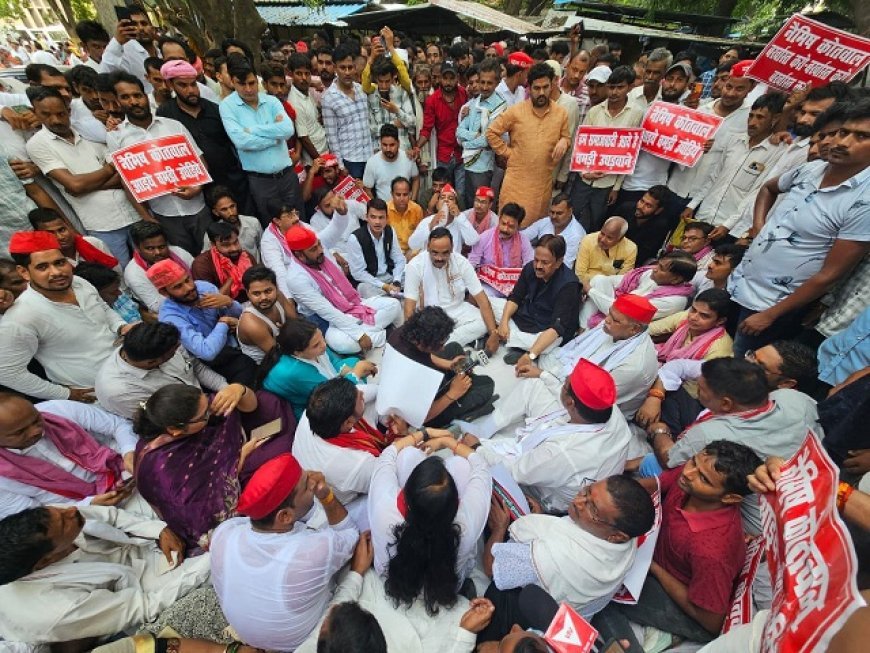 सीतापुर में सपा सांसद आनंद भदौरिया के नेतृत्व में चमड़ी उधेड़ने सम्मेलन आयोजित किया गया।