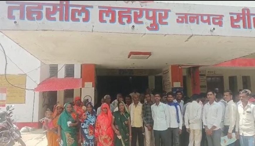 कोटेदार की मनमानी से परेशान ग्रामीणों ने एसडीएम को सौंपा प्रार्थनापत्र, राशन के लिए भटक रहे बच्चे-महिलाएँ।