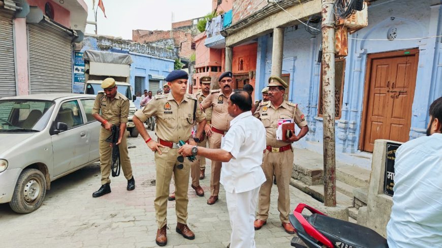Hardoi : हरदोई में पुलिस अधीक्षक ने शोभा यात्रा के लिए सुरक्षा व्यवस्था का लिया जायजा