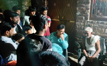 Hardoi : मृतकों के परिजनों से मिलकर पूर्व विधायक आसिफ खा बब्बू ने दुख जताया और ढांढस बंधाया