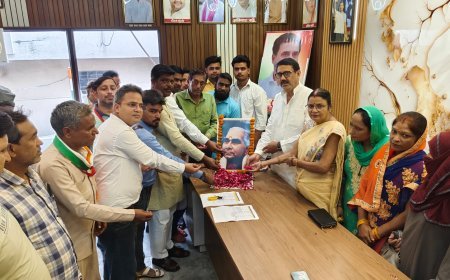 Sambhal : पूर्व मुख्यमंत्री कमलापति त्रिपाठी की जयंती पर कांग्रेसजनों ने अर्पित किए श्रद्धा सुमन