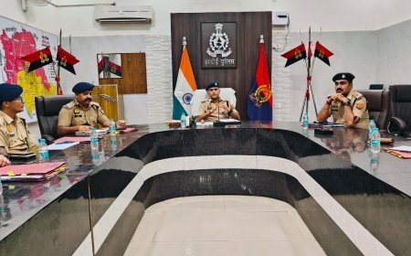 Hardoi : हरदोई में पुलिस लाइन सभागार में हुई समीक्षा बैठक, एसपी ने दिशा-निर्देश दिए