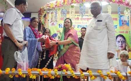 Hardoi : सांडी मे आयोजित शिक्षक सम्मान समारोह में जिला पंचायत अध्यक्ष प्रेमावती ने शिक्षकों को सम्मानित किया