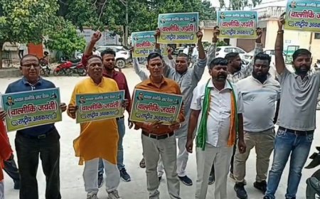 Sambhal : बाल्मीकि जयंती पर अवकाश बहाली की मांग, ज्ञापन सौंपा