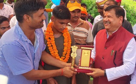 Sitapur : नगर विकास राज्यमंत्री राकेश राठौर गुरु ने क्रिकेट टूर्नामेंट खिलाड़ियों को किया सम्मानित