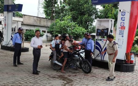 Sitapur : 'नो हेलमेट - नो फ्यूल' अभियान के तहत जागरूकता कार्यक्रम, 61 चालान किए गए