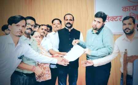 Hardoi : हरदोई में ग्रामीण पत्रकारों ने सात सूत्रीय मांगों के लिए जिलाधिकारी को सौंपा ज्ञापन