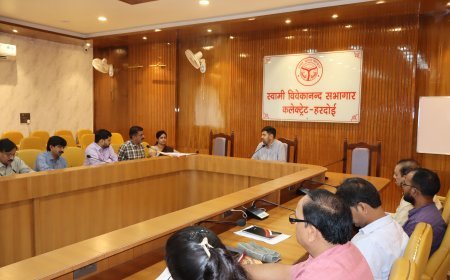 Hardoi : स्वच्छता मिशन और विकास कार्यों की समीक्षा, शौचालयों के सत्यापन के निर्देश