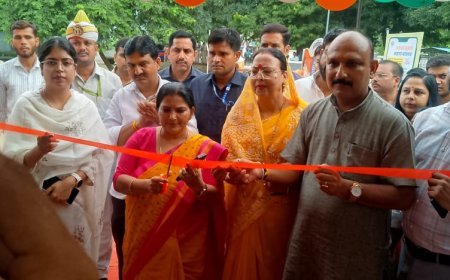 Hardoi : सेवा पखवाड़ा के तहत शहीद उद्यान में चित्र प्रदर्शनी का उद्घाटन, जनकल्याण योजनाओं पर जानकारी दी गयी