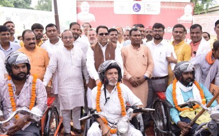 Lucknow : दिव्यांग कौशल प्रदर्शनी में मंत्री नरेन्द्र कश्यप ने दिव्यांगजनों को ट्राईसाइकिल, मोटराइज्ड साइकिल एवं उपकरण किया वितरित