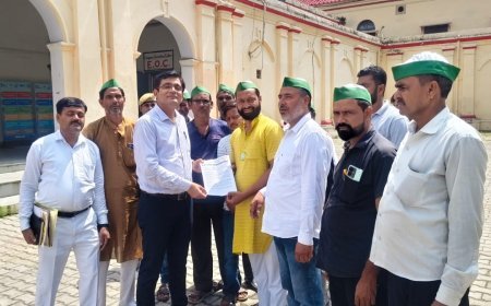 Hardoi : किसानों ने सरकारी भूमि कब्जा हटाने और फसल मुआवजे की मांग को लेकर ज्ञापन सौंपा