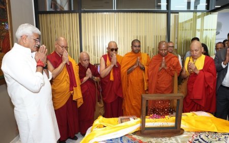 Lucknow : योगी आदित्यनाथ ने पीएम मोदी से पिपरहवा में बौद्ध अवशेषों के लिए स्तूप जैसा भवन बनाने का अनुरोध किया