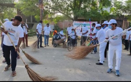 Sitapur : स्वच्छता ही सेवा 2025 'स्वच्छोत्सव' के तहत ‘एक दिन एक घंटा एक साथ‘ श्रमदान कार्यक्रम हुआ आयोजित
