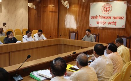 Hardoi : जिलाधिकारी की अध्यक्षता में हुई चकबंदी विभाग की समीक्षा
