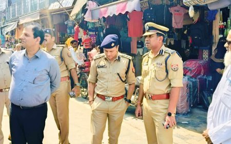 Saharanpur : पुलिस ने त्योहारों से पहले पुलिस उपमहानिरीक्षक और एसएसपी ने बाजार क्षेत्र में पैदल गश्त कर सुरक्षा व्यवस्था का लिया जायजा