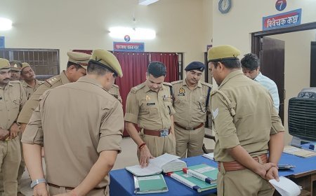 Hardoi : पुलिस अधीक्षक ने बाजार व रेलवे स्टेशन पर गश्त कर सुरक्षा व्यवस्था का लिया जायजा