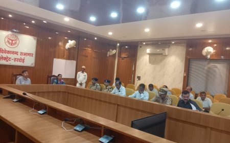 Hardoi : जिला सड़क सुरक्षा समिति की बैठक में जिलाधिकारी ने दिए सख्त निर्देश, ब्लैक स्पॉट सुधारने और चेतावनी बोर्ड लगाने पर जोर