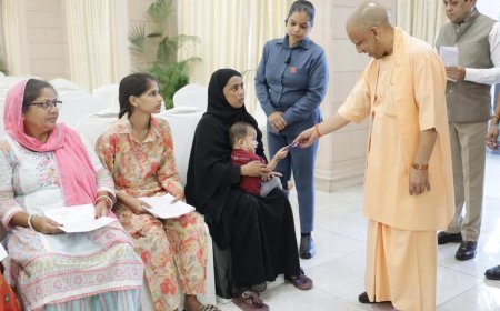 Lucknow : जनता दर्शन - बूढ़ी मां के दर्द को सुन द्रवित हुए सीएम योगी, कैंसर पीड़ित बेटे को भिजवाया अस्पताल